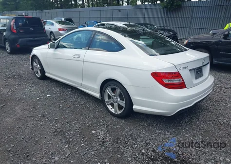 2013 Mercedes-Benz C 250 z USA, uszkodzony, nr VIN WDDGJ4HB0DG045452